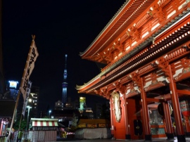 訪日観光客に人気がある浅草寺も東京タワーもロボホンが英語や中国語、日本語で案内してくれる。また観光地の解説だけでなく関連情報まで教えてくれるのも特徴のひとつ。今後、観光案内スポット数を増やしていく予定でいる。