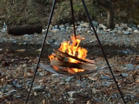 焚き火台つき三脚「ビッグファイアクレードル」(ビーズの発表資料より) 焚き火台つき三脚「ビッグファイアクレードル」(ビーズの発表資料より)