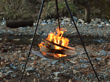 焚き火台つき三脚「ビッグファイアクレードル」（ビーズの発表資料より）