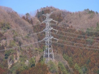 送電線は鉄塔の設置された場所によっては、ヘリコプターや高倍率スコープでも点検できない場合がある。ドローンであれば自動制御で接近が可能になるだろう。ただし送電線の修理をする時は従来通り、高所作業の専門職である電工の技術が必要になる