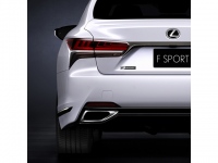 レクサスが公開したニューヨークオートショーで公開する「Lexus LS500h“F SPORT”」のリアエンド