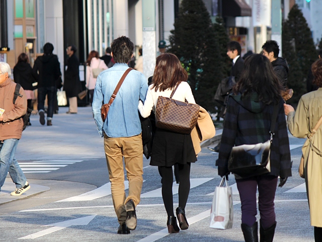 このところの日本経済を見ると、この1カ月間の株価はほぼ19,000円を超えて推移しており、3月の月例経済報告は、新車販売台数の持ち直しや外食の増加から、個人消費の基調判断を「総じてみれば持ち直しの動きが続いている」と2月の「足踏みがみられる」から上方修正された