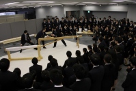 アキュラホームでは、今年も恒例の「カンナがけ入社式」が行われた