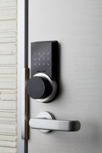 『Leo Lock』、ドア外側からの外観。（写真：レオパレス21発表資料より）