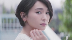 新垣結衣が、雪肌精フェイスパウダー「プレシャス スノー」の新TVCMに登場