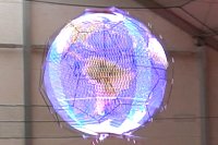 浮遊球体ドローンディスプレイ」の外観（左）と点灯時（NTTドコモ発表資料より）