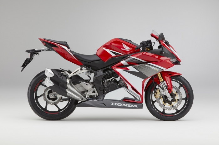 ホンダCBR250RR＜ABS＞ 、カラーはヴィクトリーレッド。（画像：ホンダ発表資料より）