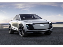 「AUDI e-tron SportBag Concept」、アウディはフロントアクスルにひとつ、リヤアクスルにふたつの電気モーターを設置して4輪を駆動させ、このクーペを典型的なアウディ・クワトロモデルに仕上げた