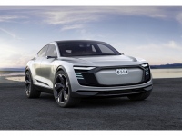 「AUDI e-tron SportBag Concept」、アウディはフロントアクスルにひとつ、リヤアクスルにふたつの電気モーターを設置して4輪を駆動させ、このクーペを典型的なアウディ・クワトロモデルに仕上げた