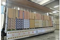 サントリーと日清食品の商品を混載したトラック（サントリー発表資料より）