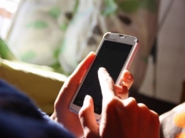 Facebookの友人をフリックだけで誘える新感覚の再開アプリ「knocker(ノッカー)」。普段会う機会が少ない友人と再開できるきっかけとして期待されている。 Facebookの友人をフリックだけで誘える新感覚の再開アプリ「knocker(ノッカー)」。普段会う機会が少ない友人と再開できるきっかけとして期待されている。