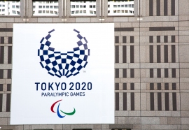 東京都庁に掲げられていた東京五輪のロゴ。(c) 123rf 東京都庁に掲げられていた東京五輪のロゴ。(c) 123rf