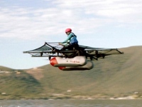 米カリフォルニア州に拠点をおくベンチャー企業キティーホークは24日、「空飛ぶ車」キティーホークフライヤーの動画を公開。免許不要で、誰でもフライトを楽しむことができる。