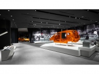 神奈川県横須賀市の日産追浜工場のゲストホールが写真のように刷新、「プレス」、「車体組み立て(溶接)」、「塗装」、「車両組み立て」、「検査」の5つの工程を分かりやすく展示する