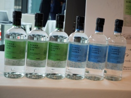 グリーンラベルの「ニッカ・カフェジン」とブルーラベルの「ニッカ・カフェウオッカ」、ともに参考小売価格4500円(税別)と高価格帯のスピリッツ。当面、高級なオーセンティックバーやホテルのバーなどに訴求する グリーンラベルの「ニッカ・カフェジン」とブルーラベルの「ニッカ・カフェウオッカ」、ともに参考小売価格4500円(税別)と高価格帯のスピリッツ。当面、高級なオーセンティックバーやホテルのバーなどに訴求する