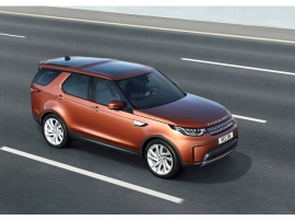 フルモデルチェンジで生まれ変わった新型ディスカバリー。車格的には、前世代のレンジローバーに匹敵するほどの機能と装備を備える。価格も相当にゴージャスになった フルモデルチェンジで生まれ変わった新型ディスカバリー。車格的には、前世代のレンジローバーに匹敵するほどの機能と装備を備える。価格も相当にゴージャスになった