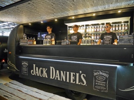 移動式トレーラーのJACK BARでは、ジャックダニエル、同ハニーを使った「ジャックソーダ」などのドリンクがワンコイン(税込み500円)で飲める 移動式トレーラーのJACK BARでは、ジャックダニエル、同ハニーを使った「ジャックソーダ」などのドリンクがワンコイン(税込み500円)で飲める