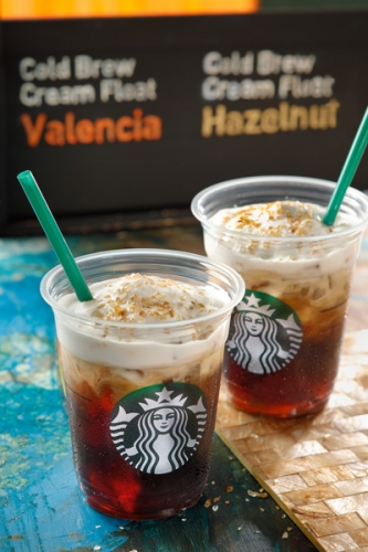 「コールドブリュー クリームフロート バレンシア」（左）、「コールドブリュー クリームフロート ヘーゼルナッツ」（スターバックス発表資料より）