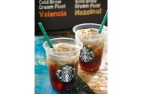 「コールドブリュー クリームフロート バレンシア」（左）、「コールドブリュー クリームフロート ヘーゼルナッツ」（スターバックス発表資料より）