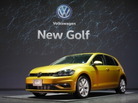 発表会のステージを飾ったのは「Golf TSI Highline」で、1.4リッター4気筒ターボエンジンに7速DSGを組み合わせたHBの最上級モデルで価格は325.9万円。ボディカラーは新色のターメリックイエローメタリック(税込み3万2400円のオプション) 発表会のステージを飾ったのは「Golf TSI Highline」で、1.4リッター4気筒ターボエンジンに7速DSGを組み合わせたHBの最上級モデルで価格は325.9万円。ボディカラーは新色のターメリックイエローメタリック(税込み3万2400円のオプション)