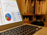 インターネット広告国内市場は、スマートフォン向けの広告出稿の拡大を背景に、インフィード広告や動画広告が拡大している