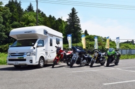 キャンピングカーとバイクを同時に楽しむことができる（写真：キズキレンタルサービス社発表資料より）
