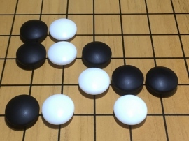 Alphabet傘下、DeepMind開発のAlphaGoが囲碁の世界トップランクのカ・ケツと対局。結果は3局行ってAlphaGoの3勝となった。同じイベントで行われた、人間5人を同時に相手にする「相談碁」でもAlphaGoが勝利している。DeepMindのデミス・ハサビスCEOにより、同日でのAlphaGoの引退が宣言され、次なるレベルの開発に注力することになった。 Alphabet傘下、DeepMind開発のAlphaGoが囲碁の世界トップランクのカ・ケツと対局。結果は3局行ってAlphaGoの3勝となった。同じイベントで行われた、人間5人を同時に相手にする「相談碁」でもAlphaGoが勝利している。DeepMindのデミス・ハサビスCEOにより、同日でのAlphaGoの引退が宣言され、次なるレベルの開発に注力することになった。