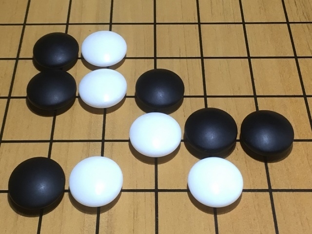 Alphabet傘下、DeepMind開発のAlphaGoが囲碁の世界トップランクのカ・ケツと対局。結果は3局行ってAlphaGoの3勝となった。同じイベントで行われた、人間5人を同時に相手にする「相談碁」でもAlphaGoが勝利している。DeepMindのデミス・ハサビスCEOにより、同日でのAlphaGoの引退が宣言され、次なるレベルの開発に注力することになった。 Alphabet傘下、DeepMind開発のAlphaGoが囲碁の世界トップランクのカ・ケツと対局。結果は3局行ってAlphaGoの3勝となった。同じイベントで行われた、人間5人を同時に相手にする「相談碁」でもAlphaGoが勝利している。DeepMindのデミス・ハサビスCEOにより、同日でのAlphaGoの引退が宣言され、次なるレベルの開発に注力することになった。