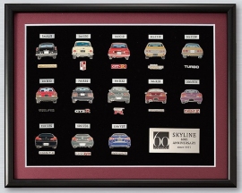 歴代スカイライン額装ピンバッジセット（写真：日産社発表資料より）