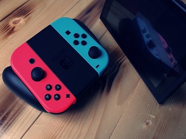 任天堂が最新のゲーム機「Nintendo Switch」向けにオンラインサービスを開始すると発表した。任天堂はゲーム機本体というハード、ゲームのソフトに続き、オンラインサービスという新たな収益源の確立をできるか、今後注目を浴びることになりそうだ。