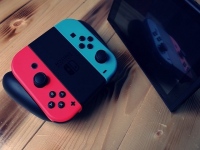 任天堂が最新のゲーム機「Nintendo Switch」向けにオンラインサービスを開始すると発表した。任天堂はゲーム機本体というハード、ゲームのソフトに続き、オンラインサービスという新たな収益源の確立をできるか、今後注目を浴びることになりそうだ。