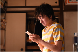 スマートフォンを見て全身を震わせる深瀬（藤原竜也）。感情の起伏が激しいラストだからこそ、彼の演技がさらに際立っているように思えた（c）TBS