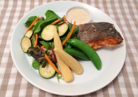 鮭の唐揚げとナス『ごちそう』のサラダ仕立て~バーニャカウダソース~(サカタのタネの発表資料より) 鮭の唐揚げとナス『ごちそう』のサラダ仕立て~バーニャカウダソース~(サカタのタネの発表資料より)