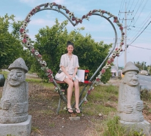 ガールズグループAOAのソリョンがキュートな写真を公開し、注目を集めている。写真：ソリョンのインスタグラム