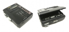 かつて販売されていたaiwaのカセット・ラジオプレーヤー。ロゴは「AIWA」であるが、のちに「aiwa」に改められた。(c) 123rf