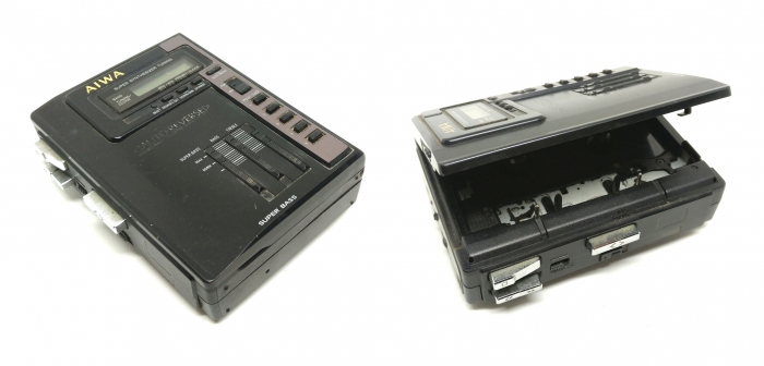 かつて販売されていたaiwaのカセット・ラジオプレーヤー。ロゴは「AIWA」であるが、のちに「aiwa」に改められた。(c) 123rf