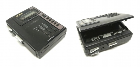 かつて販売されていたaiwaのカセット・ラジオプレーヤー。ロゴは「AIWA」であるが、のちに「aiwa」に改められた。(c) 123rf