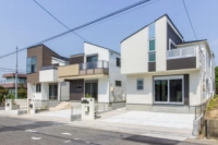 「Ｄｅｓｉｇｎ　Ｙｏｕｒ　Ｌｉｆｅ」をグループメッセージに掲げる三栄建設設計＜３２２８＞（東１）は２３日、名古屋市名東区八前２丁目に５月中旬に完成させた５棟の販売をスタートしたと発表。