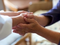 大手ドラッグストアチェーンであるスギ薬局は今秋よりお年寄りに商品陳列を手伝ってもらう「シニアいきいき倶楽部プロジェクト」を開始