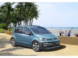 SUV ルックに仕立てたクロスオーバー限定車「cross up!」を発表。ボディカラーは2色で、コスタアズールメタリック(写真)とトルネードレッドで、それぞれ150台、計300台の限定販売、価格207.9万円