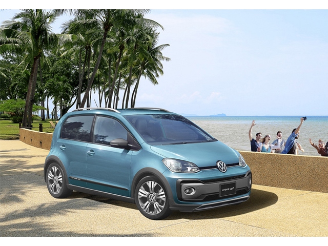 SUV ルックに仕立てたクロスオーバー限定車「cross up!」を発表。ボディカラーは2色で、コスタアズールメタリック(写真)とトルネードレッドで、それぞれ150台、計300台の限定販売、価格207.9万円