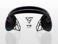 ワイヤレスブロードバンドサービスを提供するワイヤレスゲート＜９４１９＞（東１）は、ＶＩＥ．ＳＴＹＬＥ株式会社（神奈川県川崎市）が提供する世界初のワイヤレス・エアー・ヘッドホン「ＶＩＥ　ＳＨＡＩＲ（ヴィー・シェア）」を日本全国のヨドバシカメラ店舗、通販サイト「ヨドバシ・ドット・コム」で７月７日から販売を開始すると発表した。