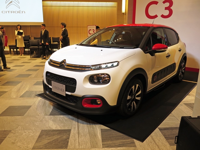 新型シトロエンC3、写真は初期導入限定車の「C3 SHINE Debut Edition」で226.0万円、200台の限定。通常モデルはベーシックな「FEEL」(216.0万円)と装備が充実した「SHINE」(239.0万円)