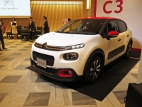 新型シトロエンC3、写真は初期導入限定車の「C3 SHINE Debut Edition」で226.0万円、200台の限定。通常モデルはベーシックな「FEEL」(216.0万円)と装備が充実した「SHINE」(239.0万円)