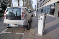 フランス・パリでの電気自動車の充電スタンドの様子 (c)123rf