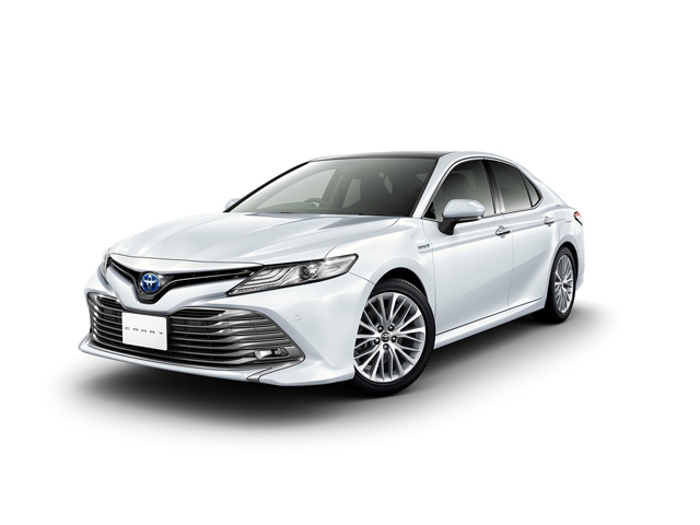 新型トヨタ・カムリ「G・レザーパッケージ」、ボディカラーはプラチナホワイトパールマイカ。価格419.58万円