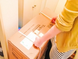 ネットショッピングの普及に伴い、宅配便の数は急増しており物流現場の労働負荷が高まっている。特にAmazonやスマホが普及してきたあたりから加速度的にユーザ側の購入の障壁が下がっている。宅配ボックスは非常にシンプルなシステムだが、“同時性の解消”という点で配送業者・利用者双方のコスト削減に期待したい。