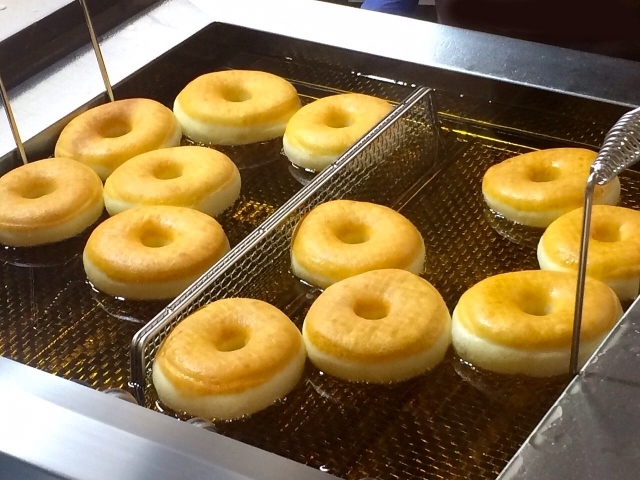 日本経済新聞がダスキンは2020年度までに、「『ミスタードーナツ』の約4割に相当する500店でドーナツの店内調理をやめる」と報じた