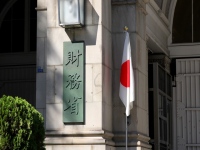 財務省が20日発表した今年上半期の貿易統計で、輸出から輸入を差し引いた額は1兆444億円と3期連続の黒字になった