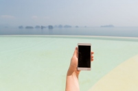 海やプールでスマートフォンを使っても大丈夫なのだろうか？